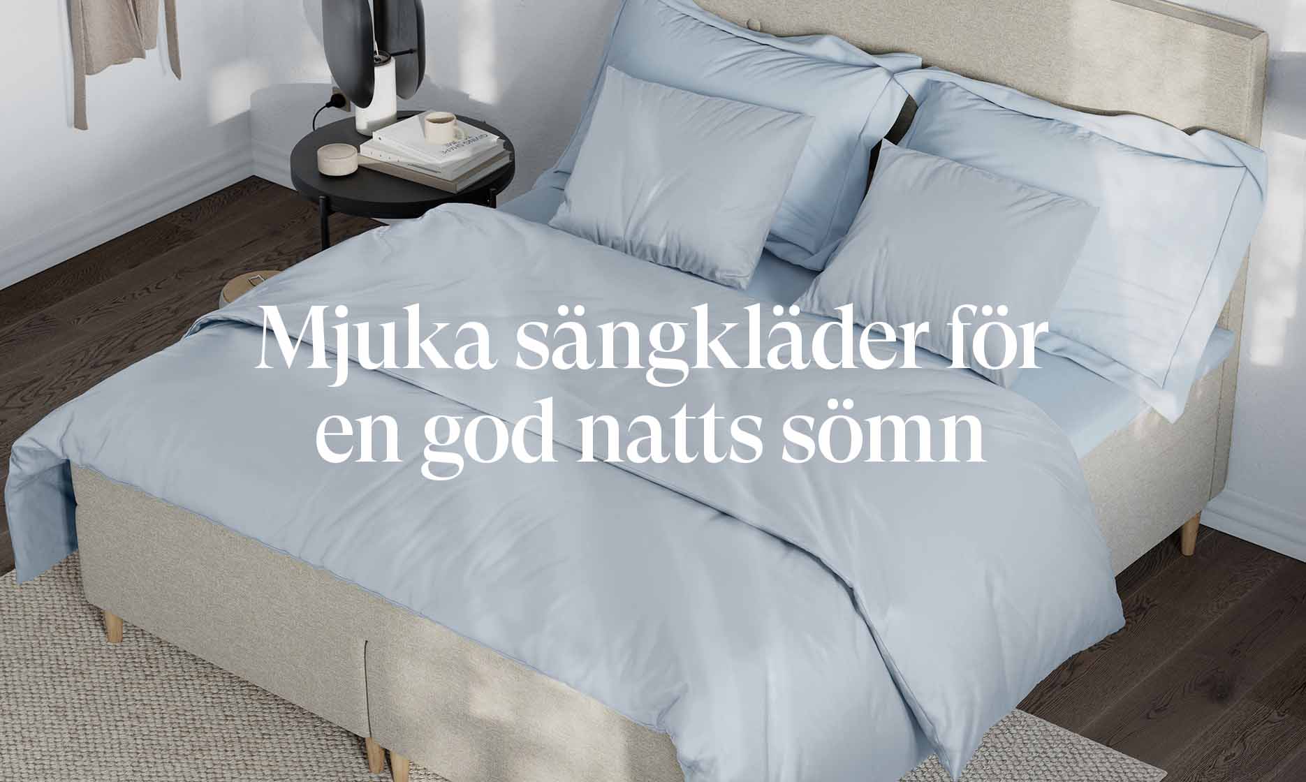 Bild på ljusblå sängkläder bäddat i en säng, i bild står det 'Mjuka sängkläder för en god natts sömn'.